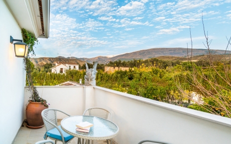 El dormitorio principal tiene terraza privada y vistas